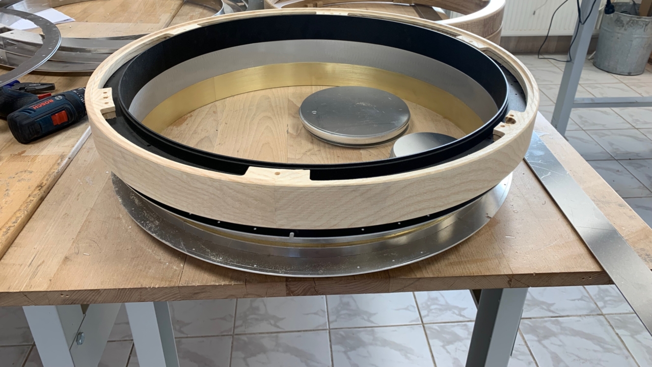 Wood Ring DUAL 610 in ASH and black powder coated, aluminium and brass inner aluminium ring
